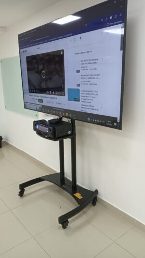 Soporte pedestal importado con ruedas para TV hasta 90